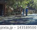 木陰の石畳を並んで歩く二人のシニアの後ろ姿 143589500