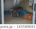 レトロな集合住宅　一角に設けられたごみ置き場と資源回収用コンテナ 143589683