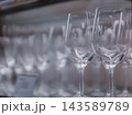 食器売り場に美しく並べられた透明なワイングラス 143589789