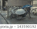 住宅街に駐輪された自転車　傘の陰干し 143590192
