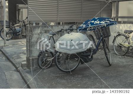 住宅街に駐輪された自転車　傘の陰干し 143590192