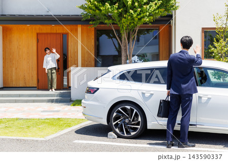 車で出かける夫を見送る妻 車で出かける夫を見送る妻 143590337