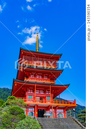 【和歌山県】晴天の熊野那智大社・青岸渡寺三重塔 【和歌山県】晴天の熊野那智大社・青岸渡寺三重塔 143590354