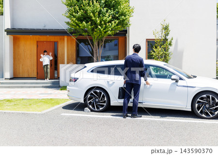 車で出かける夫を見送る妻 車で出かける夫を見送る妻 143590370