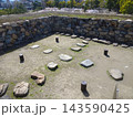 高松城跡（玉藻公園）天守台の礎石遺構と満開の桜（香川県高松市） 143590425
