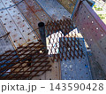 建設現場の仮設足場 足場板の隙間埋め用エキスパンドメタルと落下防止安全対策 143590428