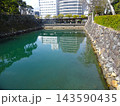高松城跡の水堀と石垣 奥に見える琴電高松築港駅ホーム（香川県高松市） 143590435