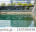 高松城跡の水堀と石垣 奥に見える琴電高松築港駅ホーム（香川県高松市） 143590436