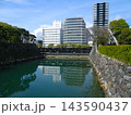 高松城跡の水堀と石垣 奥に見える琴電高松築港駅ホーム（香川県高松市） 143590437
