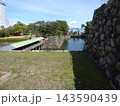 高松城跡（玉藻公園）天守台から見下ろす鞘橋と内堀（香川県高松市） 143590439