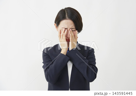 白背景で泣く40代女性スタッフ 白背景で泣く40代女性スタッフ 143591445