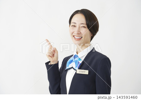 左を指差すミドル女性スタッフ 白背景 左を指差すミドル女性スタッフ 白背景 143591460