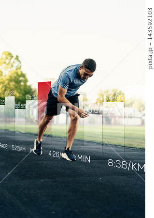 Runner tracks performance on a track with various pace statistics displayed during training session 143592103