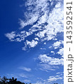 夏の青空と白い雲 143592541