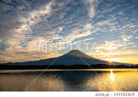 田貫湖から見た富士山と日の出 143592829