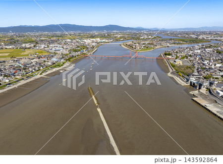 筑後川上空からドローン空撮した筑後川にかかる筑後川昇開橋と諸富港の風景 筑後川上空からドローン空撮した筑後川にかかる筑後川昇開橋と諸富港の風景 143592864