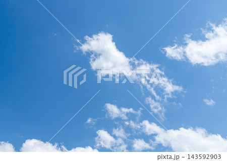 夏の爽やかな青空と浮かぶ夏雲97 143592903