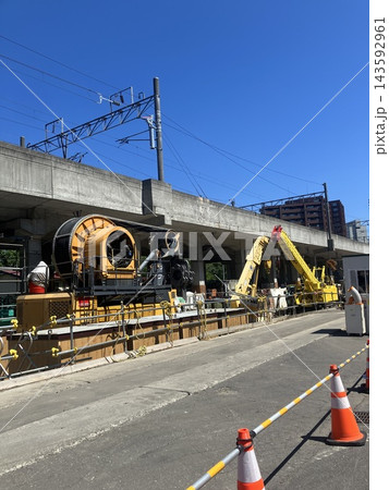 北海道新幹線の延伸工事現場と黄色い建設機械 札幌市桑園周辺 北海道新幹線の延伸工事現場と黄色い建設機械 札幌市桑園周辺 143592961
