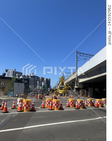 北海道新幹線の延伸工事現場と黄色い建設機械　札幌市桑園周辺 143592962