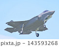 着陸態勢の航空自衛隊のF-35A　 143593268