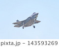 着陸態勢の航空自衛隊のF-35A　 143593269