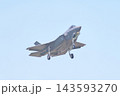 着陸態勢の航空自衛隊のF-35A　 143593270