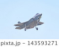 着陸態勢の航空自衛隊のF-35A　 143593271
