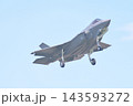 着陸態勢の航空自衛隊のF-35A　 143593272