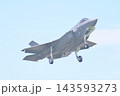 着陸態勢の航空自衛隊のF-35A　 143593273