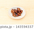 お皿に盛った鶏レバーしぐれ煮【木目背景】 143594337