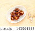 お皿に盛った鶏レバーしぐれ煮【木目背景】 143594338