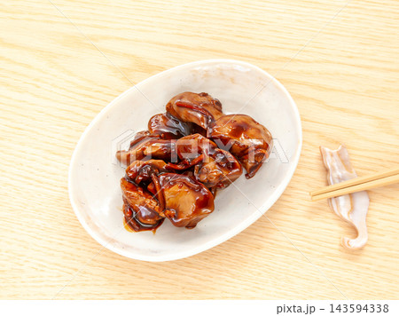 お皿に盛った鶏レバーしぐれ煮【木目背景】 お皿に盛った鶏レバーしぐれ煮【木目背景】 143594338