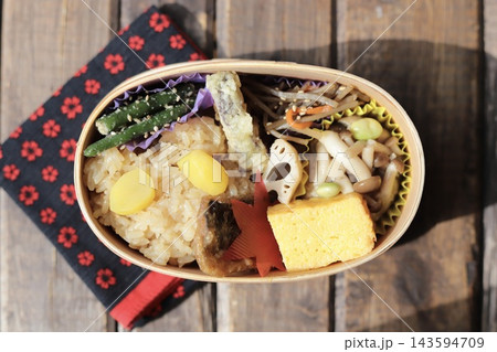曲げわっぱで食べる秋の和食おこわ弁当 143594709