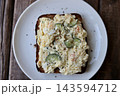 全粒粉食パンで作ったポテトサラダのグルメトースト 143594712