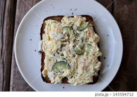 全粒粉食パンで作ったポテトサラダのグルメトースト 全粒粉食パンで作ったポテトサラダのグルメトースト 143594712