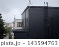 秋の大雨で昼なのに薄暗い住宅街 143594763