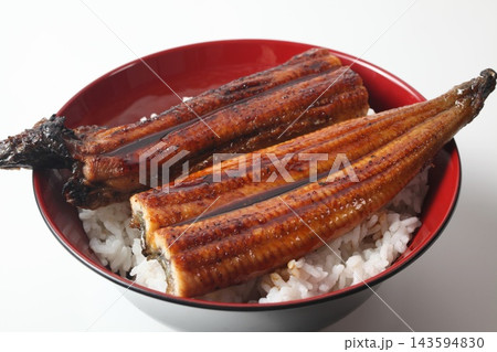 照りのあるうなぎの蒲焼きをのせたうな丼のアップ 照りのあるうなぎの蒲焼きをのせたうな丼のアップ 143594830