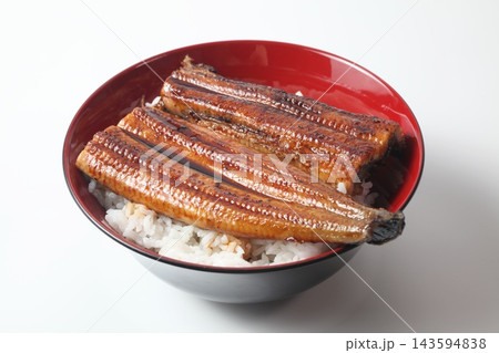 照りのあるうなぎの蒲焼きをのせたうな丼のアップ 照りのあるうなぎの蒲焼きをのせたうな丼のアップ 143594838