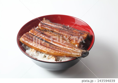 照りのあるうなぎの蒲焼きをのせたうな丼のアップ 照りのあるうなぎの蒲焼きをのせたうな丼のアップ 143594839