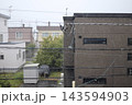 秋の大雨で昼なのに薄暗い住宅街 143594903