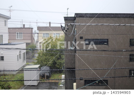 秋の大雨で昼なのに薄暗い住宅街 143594903