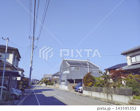 日本の住宅街と青空が広がる道路の風景 143595352