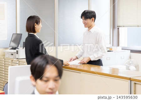 日本の市役所で外国籍住民が行政手続きの申請書類を提出する様子 日本の市役所で外国籍住民が行政手続きの申請書類を提出する様子 143595630