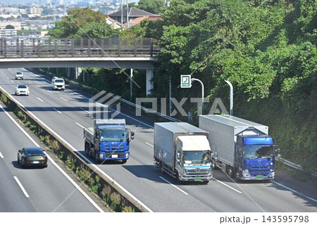 高速道路を走る大型トラック 143595798