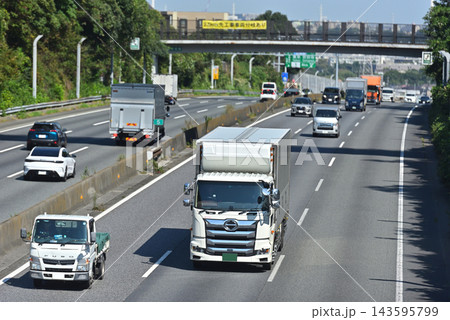 高速道路を走る大型トラック 143595799