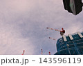 建設中のクレーンと曇り空と白い雲 143596119