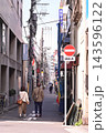 日本のレトロな下町の街並み 143596122