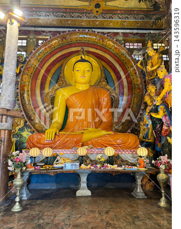 ガンガラーマ寺院の金色の仏像 ガンガラーマ寺院の金色の仏像 143596319