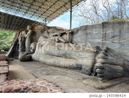 ガル・ヴィハーラの巨大な涅槃像と立像、ポロンナルワ遺跡、世界遺産 ガル・ヴィハーラの巨大な涅槃像と立像、ポロンナルワ遺跡、世界遺産 143596414