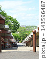 日本の伝統的な寺社の参道と階段 143596487
